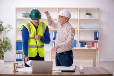 İki mimar proje üzerinde çalışıyor.