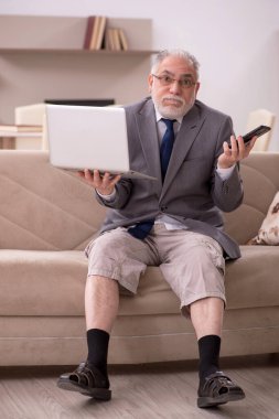 Salgın sırasında evden çalışan eski bir işadamı