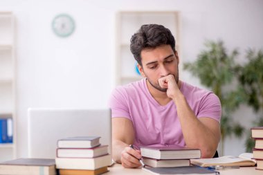 Sınıfta sınava hazırlanan genç bir öğrenci.