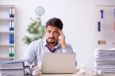 Reddedilmiş fikirler konseptinde genç işadamı