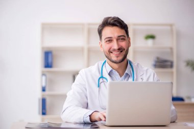Teletıp konseptinde genç doktor
