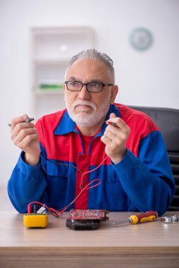 Laboratuvarda eski bir tamirci bilgisayar tamir ediyordu.