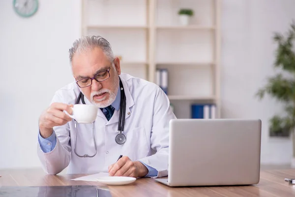Oude Dokter Die Koffie Drinkt Tijdens Pauze — Stockfoto