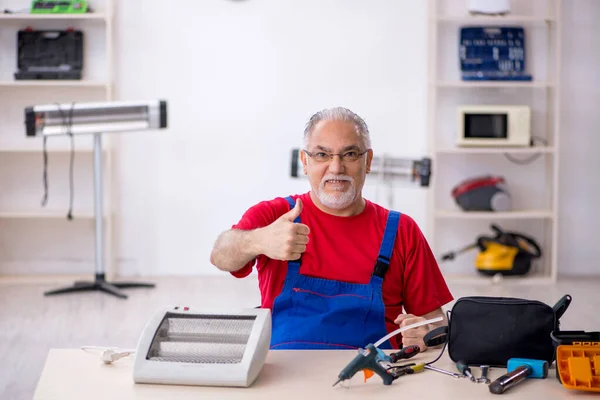 Old Male Repairman Repairing Heater Workshop — Stock Photo, Image