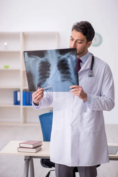 Klinikte Çalışan Genç Bir Radyolog — Stok fotoğraf