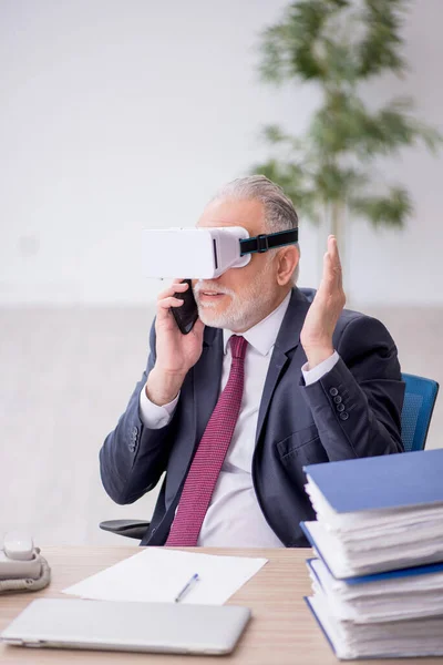 Velho Funcionário Usando Óculos Virtuais Local Trabalho — Fotografia de Stock