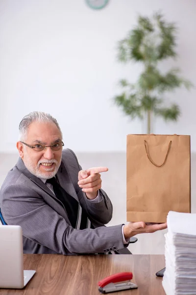 Old Employee Receiving Present Workplace — Stock Photo, Image