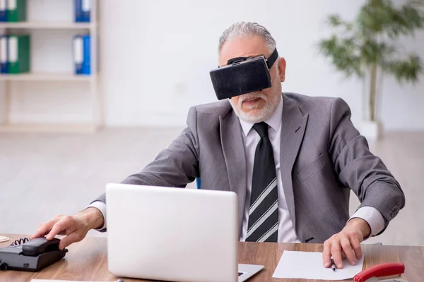 Viejo Empleado Disfrutando Gafas Virtuales Lugar Trabajo — Foto de Stock