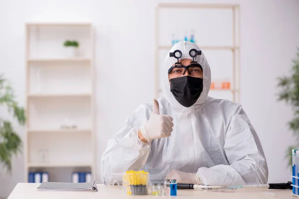 Joven Químico Trabajando Laboratorio Durante Una Pandemia — Foto de Stock