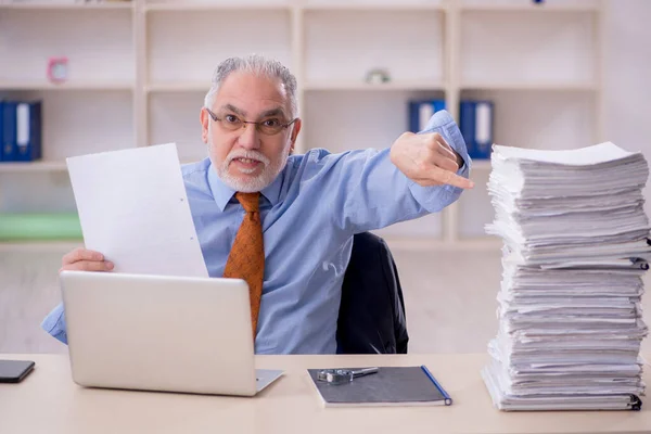 Old Male Employee Too Much Work Workplace — Foto de Stock