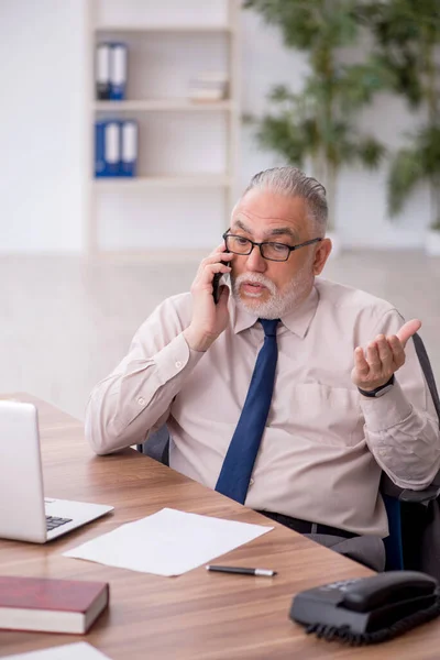 Old Employee Speaking Phone Workplace — Stockfoto