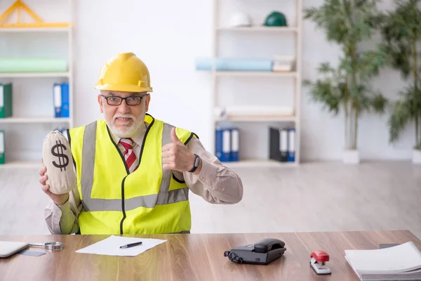 Old Architect Planning Retirement Concept — Stock Photo, Image