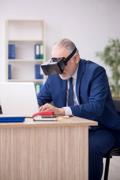 Old Businessman Employee Wearing Virtual Glasses Office — Stock Photo, Image