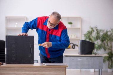 Laboratuvarda eski bir tamirci bilgisayar tamir ediyordu.