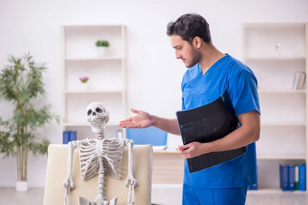 Ung Läkare Radiolog Och Skelett Patient Kliniken — Stockfoto