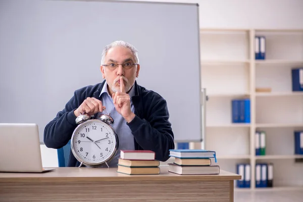 時間管理の概念の古い教師 — ストック写真