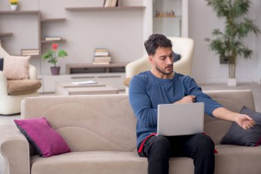 Salgın sırasında evden çalışan genç bir serbest çalışan.