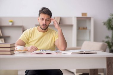 Genç öğrenci salgın sırasında evde çalışıyor.