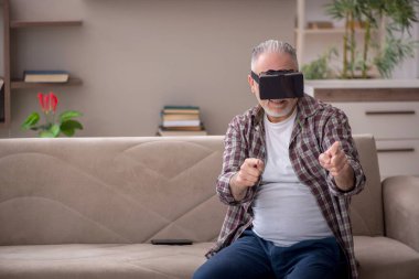 Old man enjoying virtual glasses at home
