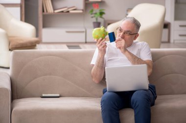 Evde emeklilik kavramı olan yaşlı bir adam.