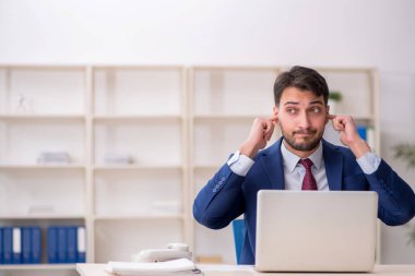 Genç çalışan işyerinde oturuyor.