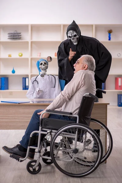Viejo Paciente Masculino Silla Ruedas Visitando Dos Doctores Diabólicos —  Fotos de Stock
