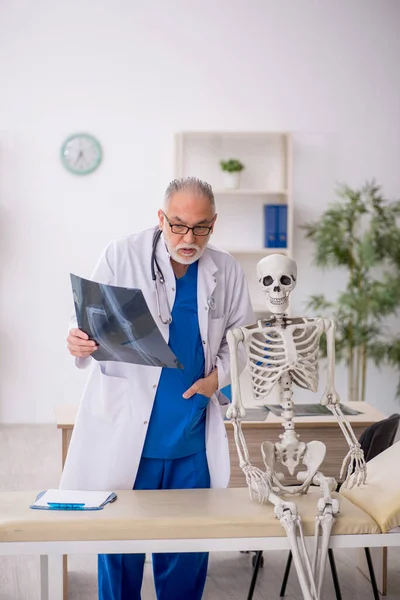 Παλιός Γιατρός Που Εξετάζει Σκελετό Στο Νοσοκομείο — Φωτογραφία Αρχείου