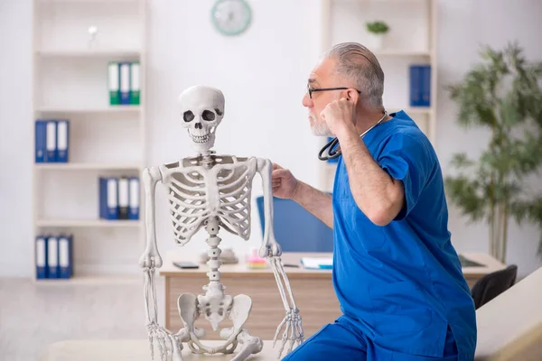 Viejo Doctor Examinando Esqueleto Hospital — Foto de Stock