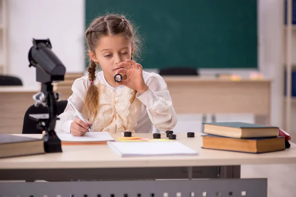 Küçük Kız Sınıfta Eğitim — Stok fotoğraf
