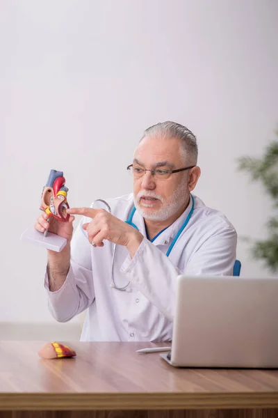 Alter Kardiologe Arbeitet Der Klinik — Stockfoto