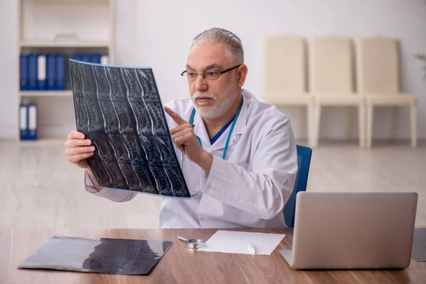 Vecchio Medico Radiologo Che Lavora Clinica — Foto Stock