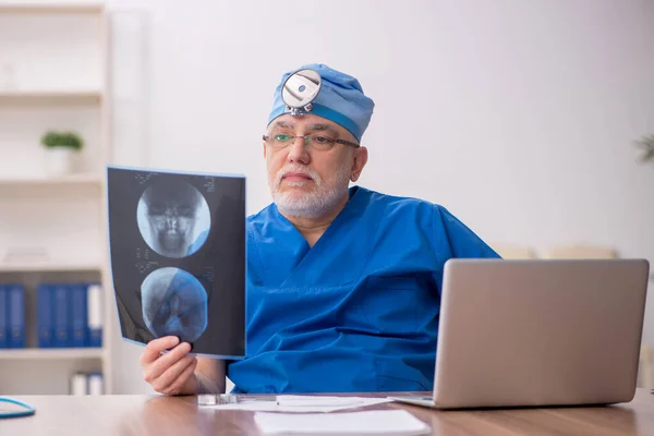 Old Doctor Otologist Working Clinic — Stock Photo, Image