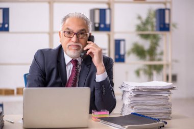 İş yerinde çalışan yaşlı bir işadamı