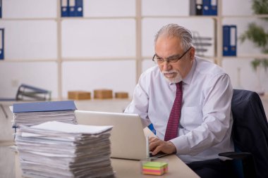 İş yerinde çalışan yaşlı bir işadamı