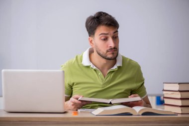 Sınıfta oturan genç öğrenci.