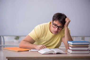 Sınıfta oturan genç öğrenci.