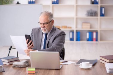 İş yerinde çalışan eski bir işadamı