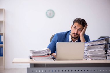 Genç işadamı işyerinde aşırı çalışmaktan memnun değil.