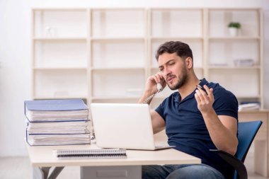 Genç çalışan işyerinde oturuyor.