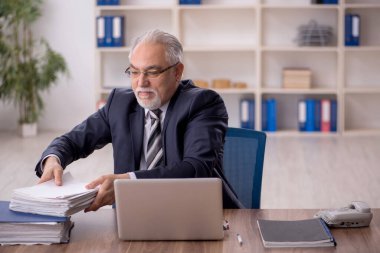 İş yerinde çalışan eski bir işadamı