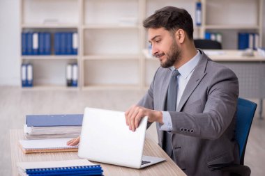 İş yerinde çalışan genç bir çalışan.