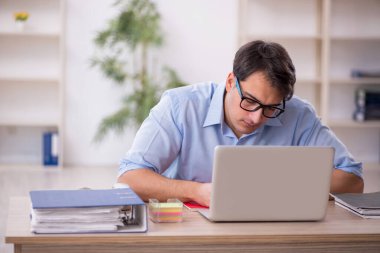 İş yerinde çalışan genç bir işadamı