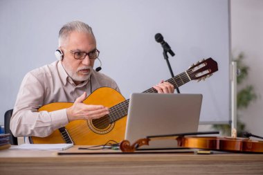 Sınıftaki eski müzik öğretmeni.