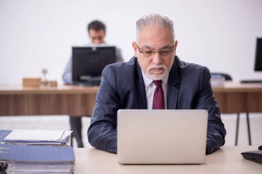 Ofiste çalışan iki meslektaşım.