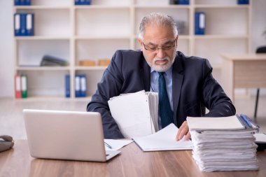 Ofiste çalışan eski bir işadamı.