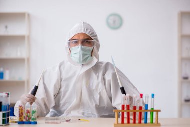 Genç kimyager uyuşturucu sentezi konsepti