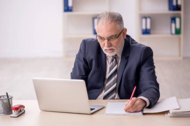 Ofiste çalışan eski patron.
