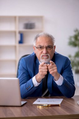 Ofiste çalışan eski bir işadamı.