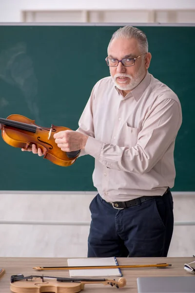 Старий Вчитель Грає Скрипці Класі — стокове фото