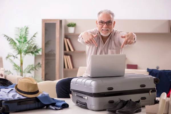 Aged Man Preparing Trip Home — 스톡 사진